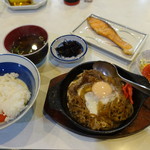 えーぼん - 日替わりランチ(530円)牛鍋、サーモン、小鉢、みそ汁