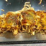 Hiroshimayaki Donki - 肉玉いか天ハーフ(そばをチョイス )¥810…
      半分にカットしてくれました。