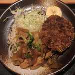 テング酒場 - 日替わりランチ（牛たんメンチカツ&鶏肉と野菜のカレー炒め） ¥650 の牛たんメンチカツ&鶏肉と野菜のカレー炒め