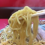 山岡家 - 「大盛 味噌 ネギチャーシュー麺」「大盛」〔茹で前麺量 450g〕「ネギ増し」麺リフト。麺は、機械打ち角刃麺、エッジ感はやや乏しく丸刃麺に近い仕様のストレート太麺である。もっちり感のある麺で、コシもそこそこにある。