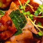 ビストロ アオキ - 厚切り豚肉と生ハムの間にフレッシュバジル。