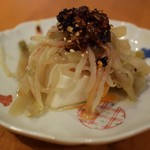 味わい酒場 - お通しは豆腐にザーサイと食べる辣油みたいなのが乗ってました。