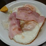 だるま - ベーコンエッグ (600円)は、大衆酒場には何故だかしっくりとくる料理だ！
      