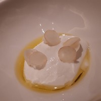 カンテサンス - "塩とオリーブ油を楽しむがテーマ"　山羊のミルクのババロワ　ユリ根　マカデミアナッツ