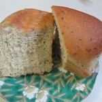 福岡 白神こだま酵母パン みにぃまむまむ - バジル１１０円。
            
            生地にバジルを練りこんだ香りの良いパンです。