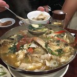 大衆中遊華食堂 八戒 - 虎河豚と渡蟹の春雨スープ 取り分け風景