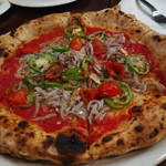 Pizzeria CROCCHIO - コースのピザラッシュ第1弾。シラスとトマトソースのピザってところでしょうか。シラスの塩気が合います。