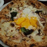 Pizzeria CROCCHIO - ピザラッシュのラスト。卵が乗っているからビスマルク？でしたっけ。