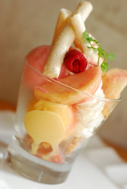 カフェ プール ヴー - 白桃のパフェ 新鲜な白桃たっぷり,3种のアイス