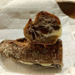 パンやきどころ RIKI - クルミ入りの生地にラムレーズンミルクをサンド！