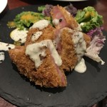 宇宙と描いてSAKABAとよむ - 安定のハムカツはゴルゴンゾーラソースが…厚切りなのが嬉しい(480円)