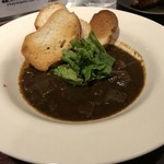 宇宙と描いてSAKABAとよむ - もつの旨味たっぷりの出汁を使ったカレーをライス抜きで出してもらいました(500円?)