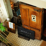 食堂ウラニワ - 入り口は地下にあります