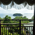 カフェ ラウンジ アンド バー アゼリア - バーの窓越しから眺める三河湾に浮かぶ竹島は絶景ですね