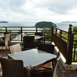 カフェ ラウンジ アンド バー アゼリア - テラス席はとても広い造りとなっています