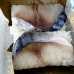 萬葉　柿の葉ずし - 酢も効いてて旨いオヤツ