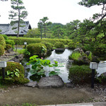 カフェ ラウンジ アンド バー アゼリア - 手入れが行き届いた庭園に癒されます