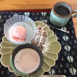 ラナカフェ - あずきのプリンとココアケーキとイチゴアイス＋珈琲