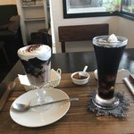 バナナカフェ - チョコムースとコーヒーゼリー、アイスコーヒー。
                                合計で税込850円。
                                美味し。