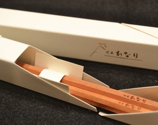 Hiroshima Wanari - わなりのオリジナルお箸。お土産としてプレゼント