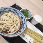 丸亀製麺 - ぶっかけ 大盛 (温) (190円) 、ごぼう天 3本 (120円)