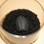 サンプリシテ - ランチコース 5940円 のブラックオリーブのマドレーヌ