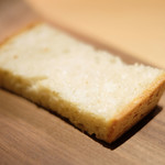 サンプリシテ - ランチコース 5940円 の自家製パン