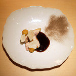 サンプリシテ - ランチコース 5940円 の福島産川俣シャモ 椎茸のメレンゲ 鮪節の赤ワインソース