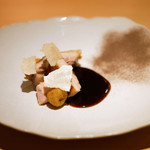 サンプリシテ - ランチコース 5940円 の福島産川俣シャモ 椎茸のメレンゲ 鮪節の赤ワインソース