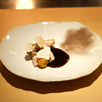 サンプリシテ - ランチコース 5940円 の福島産川俣シャモ 椎茸のメレンゲ 鮪節の赤ワインソース