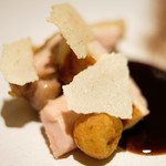 ランチコース 5940円 の福島産川俣シャモ 椎茸のメレンゲ 鮪節の赤ワインソース