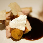 サンプリシテ - ランチコース 5940円 の福島産川俣シャモ 椎茸のメレンゲ 鮪節の赤ワインソース