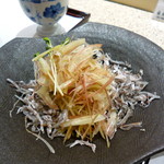 鮨処 銀座福助 - 鯛の皮とミョウガのサラダ。無茶苦茶美味しい！