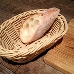 Bistro flat - チャージのパンは美味しい