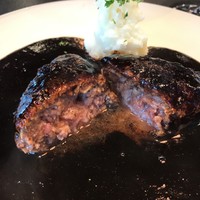 上野洋食遠山 - ハンバーグ断面　肉汁ジュワー
