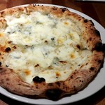 Pizzeria Bakka M'unica - クアトロフォルマッジ　１３８０円