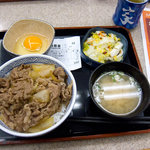 吉野家 - 牛丼並盛＋おしんこセット＋生卵。550円。