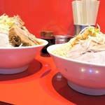 ラーメン二郎 - ＜参考＞大豚野菜（左）との比較