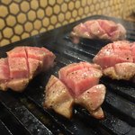 なにわ塩焼肉 にく舞台 - 厚切り牛タン