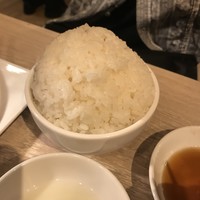 うしごろバンビーナ 渋谷店 - 私たちにお供えられたような、固め盛られたようなご飯。大。