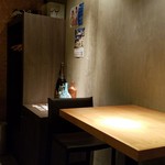 escravo - 壁側のテーブル