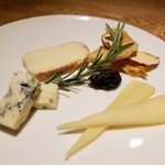 escravo - ウォッシュチーズ、ブルーチーズ、セミハードチーズ、ドライフルーツ