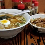 Shiyouraku - サービスメニュー　ラーメン&焼肉丼(小)　850円。サービスメニューは他にラーメン&半チャーハン、肉野菜炒めライスとチャーハン&ワンタンがあります。