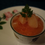 シャテール - レモンとチーズのブラマンジェ　山梨さん日川白鳳コンポート添え