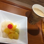 スーパーホテル Lohas博多駅 - デザートにコーヒー、ドリンクは部屋に持っていける紙コップ