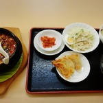 王様ぷりぷり餃子 - 石焼き麻婆豆腐は670円でした。