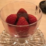 まき村 - 村田農園の苺と小豆餡 杏仁豆腐