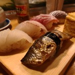 天史朗鮨 - 握り（マコガレイ、カツオ、アジ、炙り〆鯖）