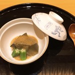 割烹 渡邊 - 茄子の煮物 鱧の子のあんかけ
      茄子はお酒が進んだ舌にも薄く感じない良い塩梅の味付け。
      鱧の子は始めてだったのですが、タラコよりも粒が細かくて舌触りが滑らかです。