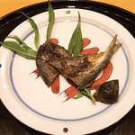 割烹 渡邊 - 鮎の干物
      頭はサクサク、身は芳ばしく、お酒がほどよく進んだ頃に出てきた事もあり、肴にピッタリのお品でした。
      私は普通の塩焼きよりも好きかも！と思いました♪